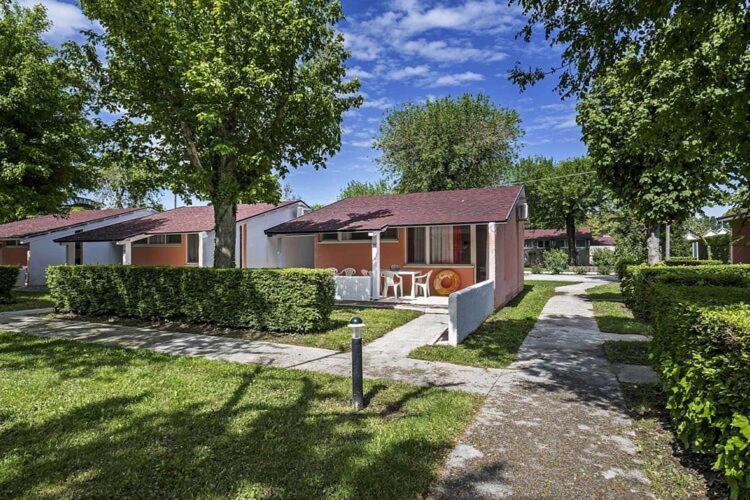 Вілла Bungalow In Caorle With Garden Furniture Дуна-Верде Екстер'єр фото