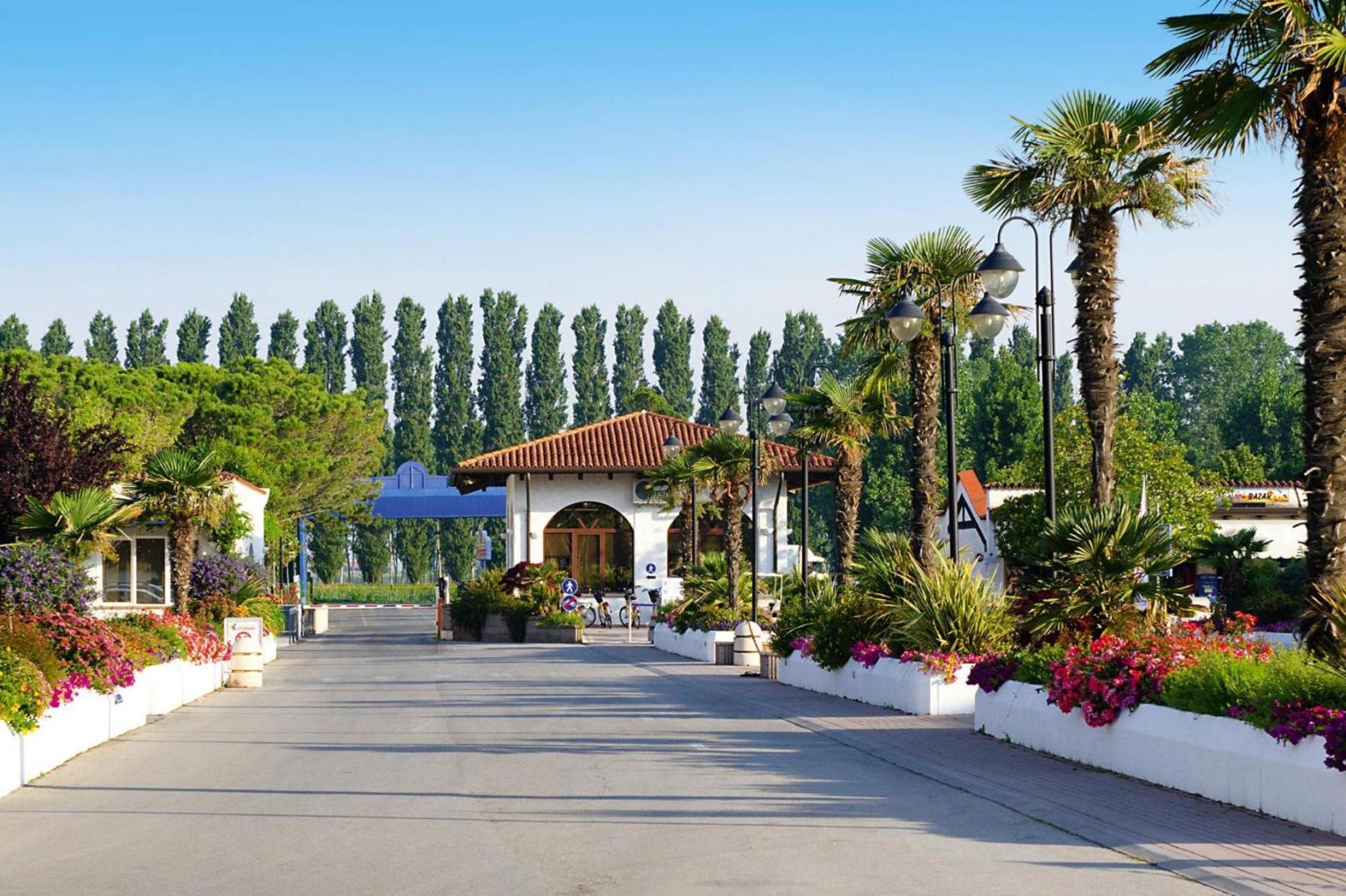 Вілла Bungalow In Caorle With Garden Furniture Дуна-Верде Екстер'єр фото